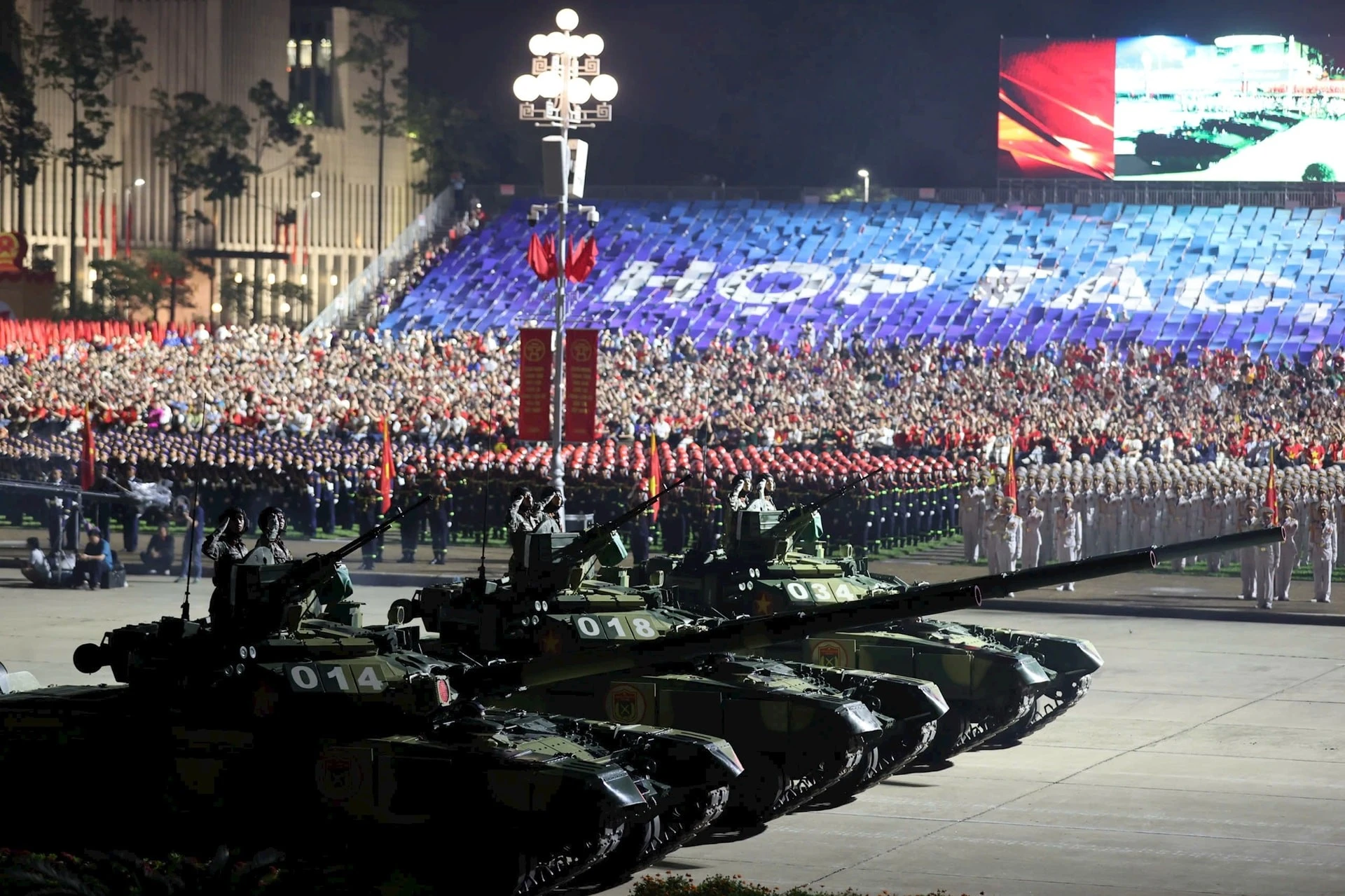 Các khối khí tài quân sự trên Quảng trường Ba Đình.