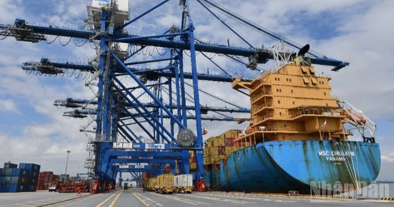 Cán cân thương mại hàng hóa của Việt Nam trong 7 tháng đầu năm 2025 thặng dư 10,20 tỷ USD. xk-nk.jpg