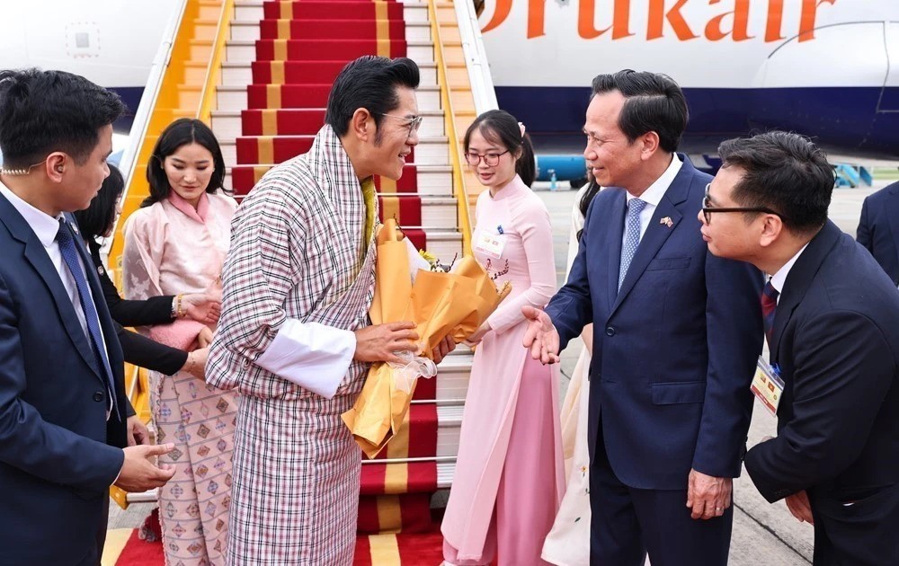 Bộ trưởng Bộ Dân tộc và Tôn giáo Đào Ngọc Dung đón Quốc vương Bhutan Jigme Khesar Namgyel Wangchuck và Hoàng hậu tại sân bay quốc tế Nội Bài. vn-butan.jpg