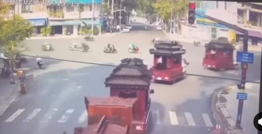 Hình ảnh đoàn xe tang vượt đèn đỏ xuất hiện trên mạng xã hội.