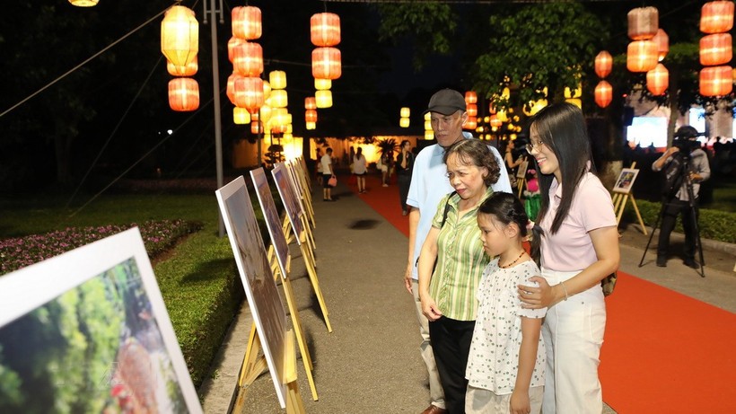 Người dân Thủ đô tham quan triển lãm ảnh Cuộc thi vẽ tranh thiếu nhi quốc tế “Em yêu Hà Nội -Thành phố vì hòa bình” năm 2024. anh-1.jpg