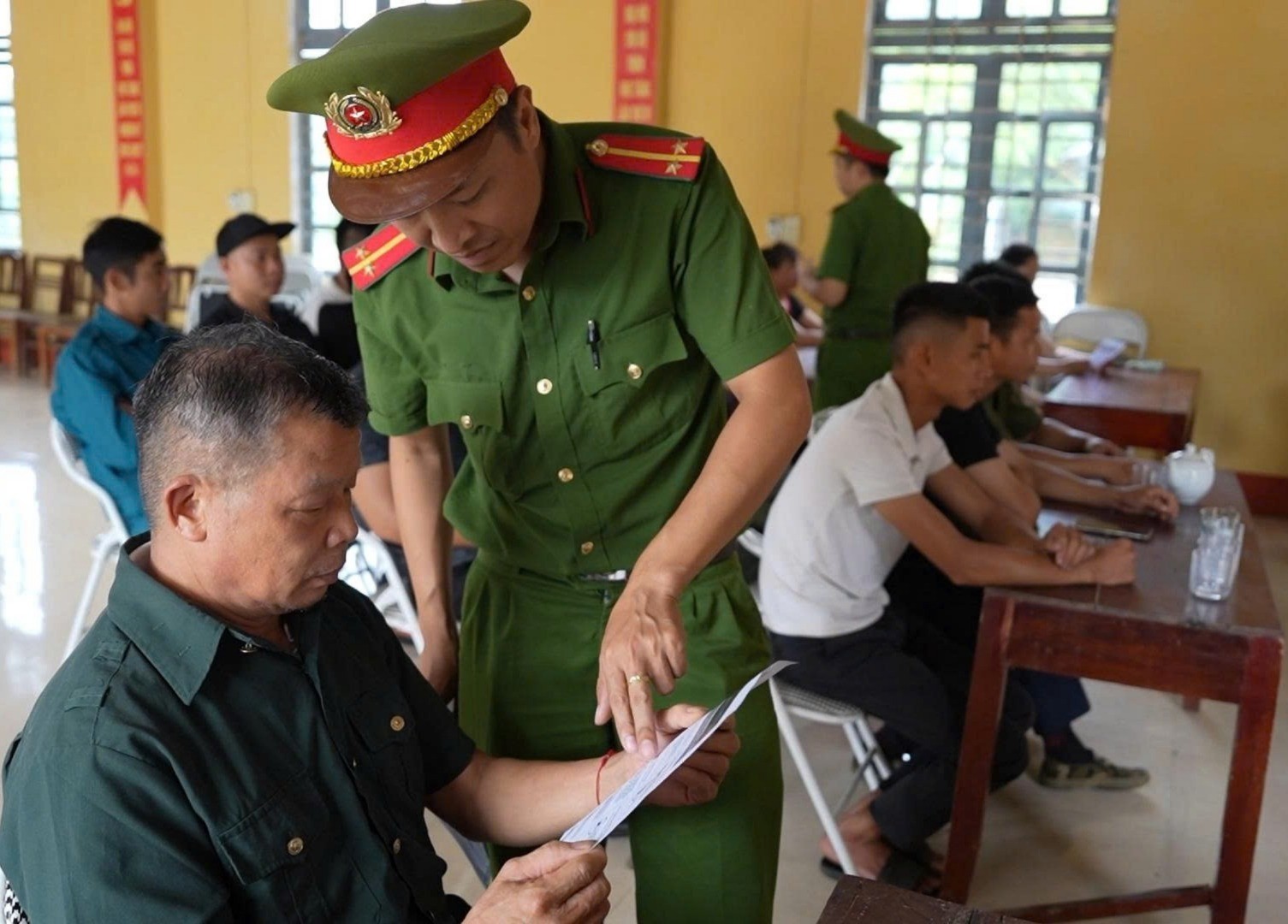 Công an xã hướng dẫn người dân ký cam kết không vi phạm và tự giác giao nộp vũ khí, vật liệu nổ. cong-an-2190.jpg