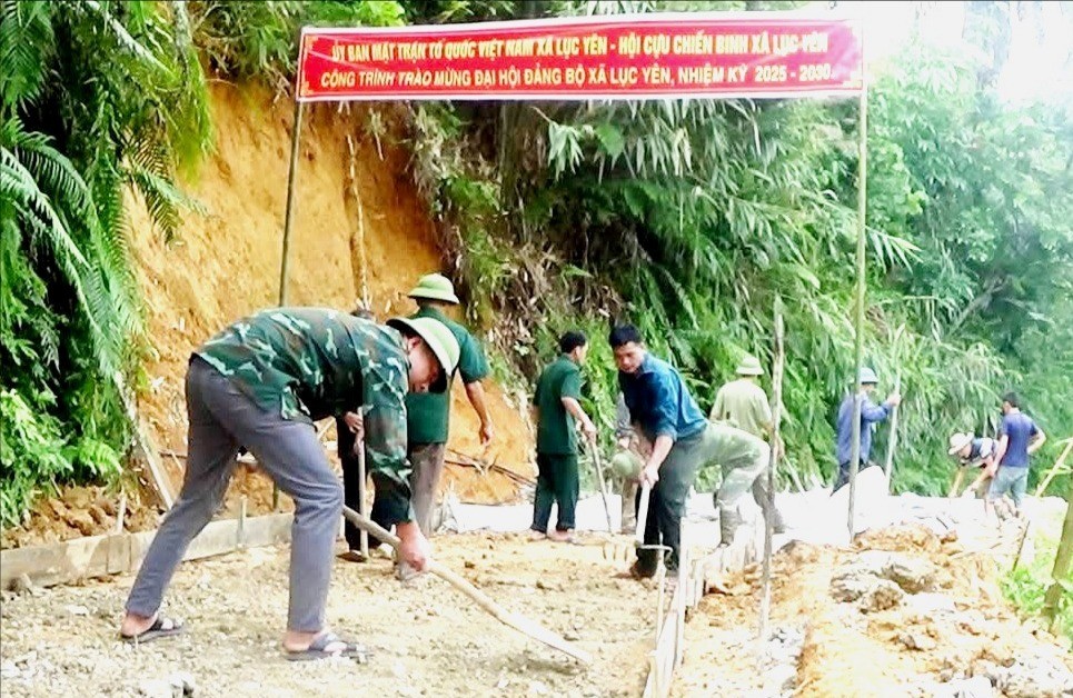 Hội viên Hội CCB xã Lục Yên làm đường giao thông nông thôn. lam-duong-3861.jpg