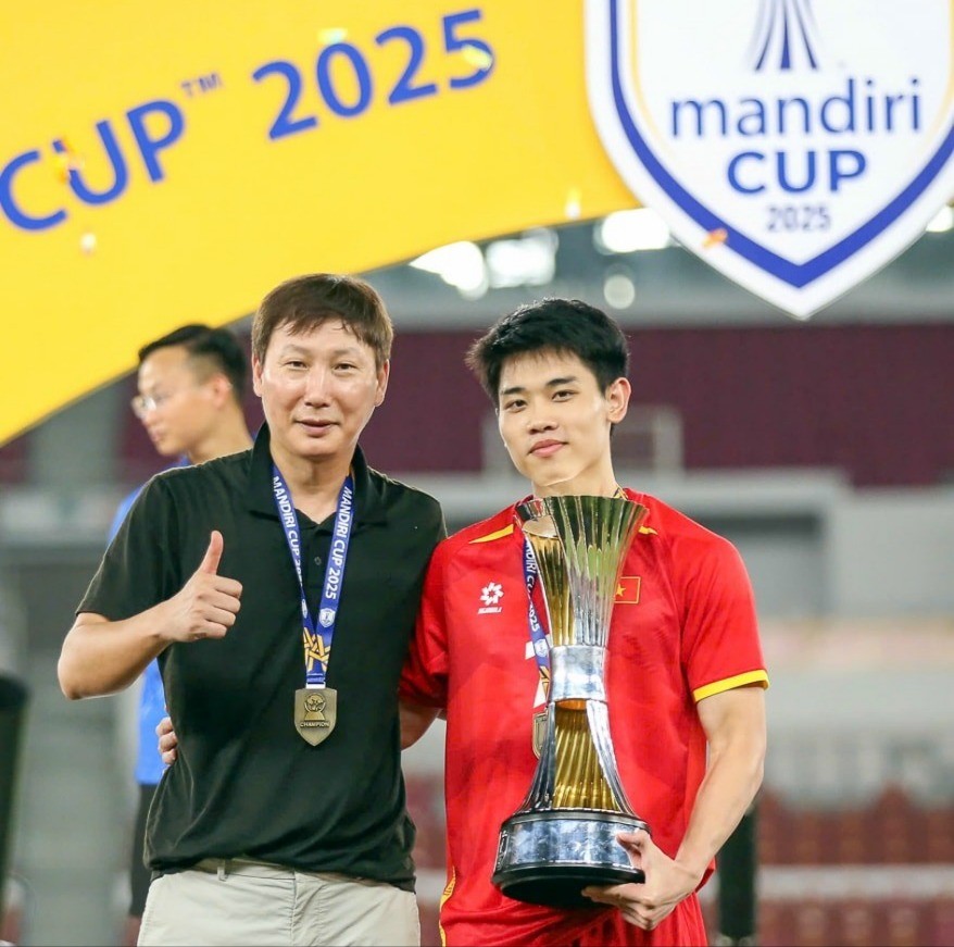 Tiền đạo Nguyễn Đình Bắc giành danh hiệu Cầu thủ xuất sắc nhất giải được tin tưởng sẽ là trụ cột của đội tuyển quốc gia Việt Nam trong tương lai. doi-tuyen-vn-3-2164.jpg