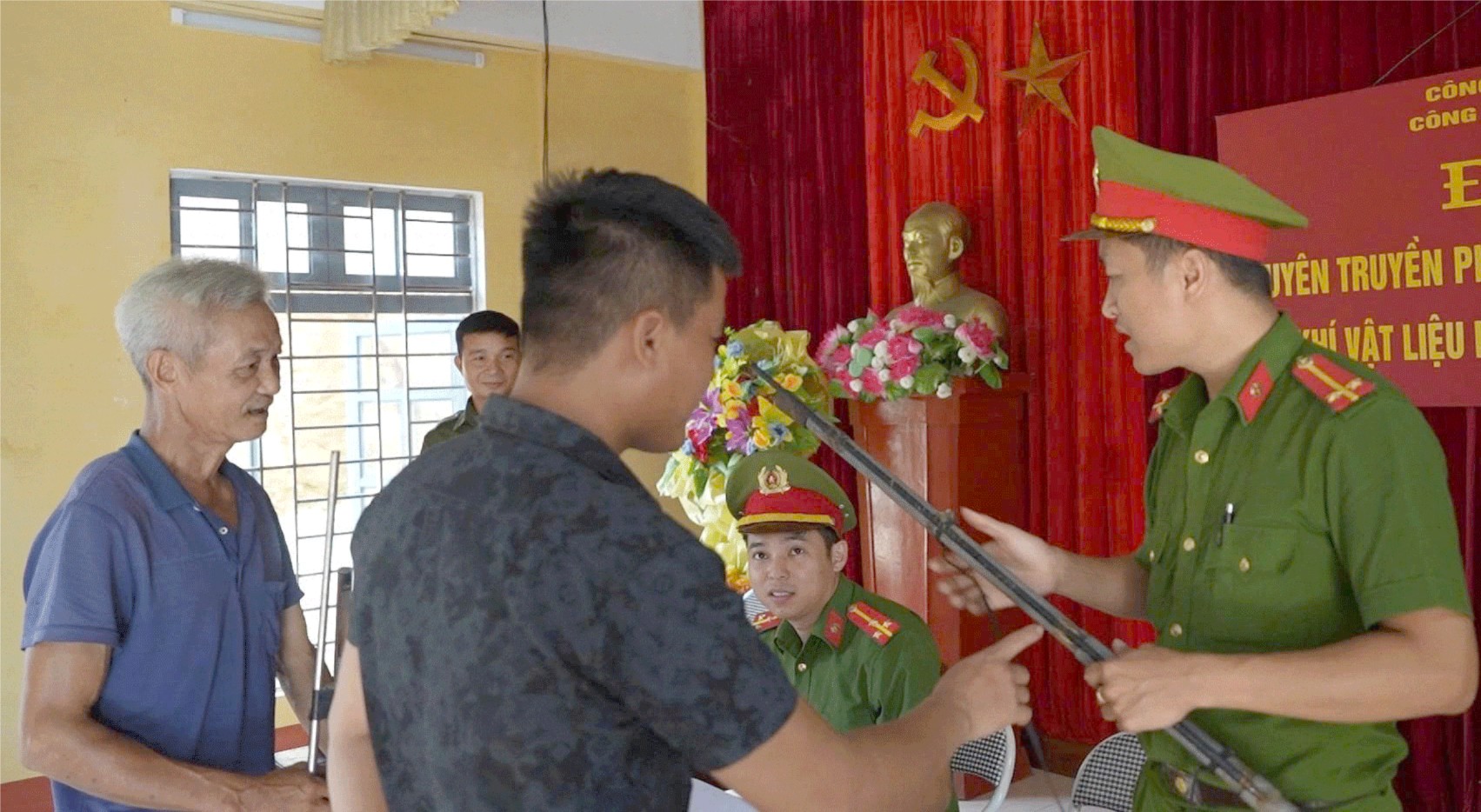 Người dân giao nộp vũ khí tự chế. ca3.jpg