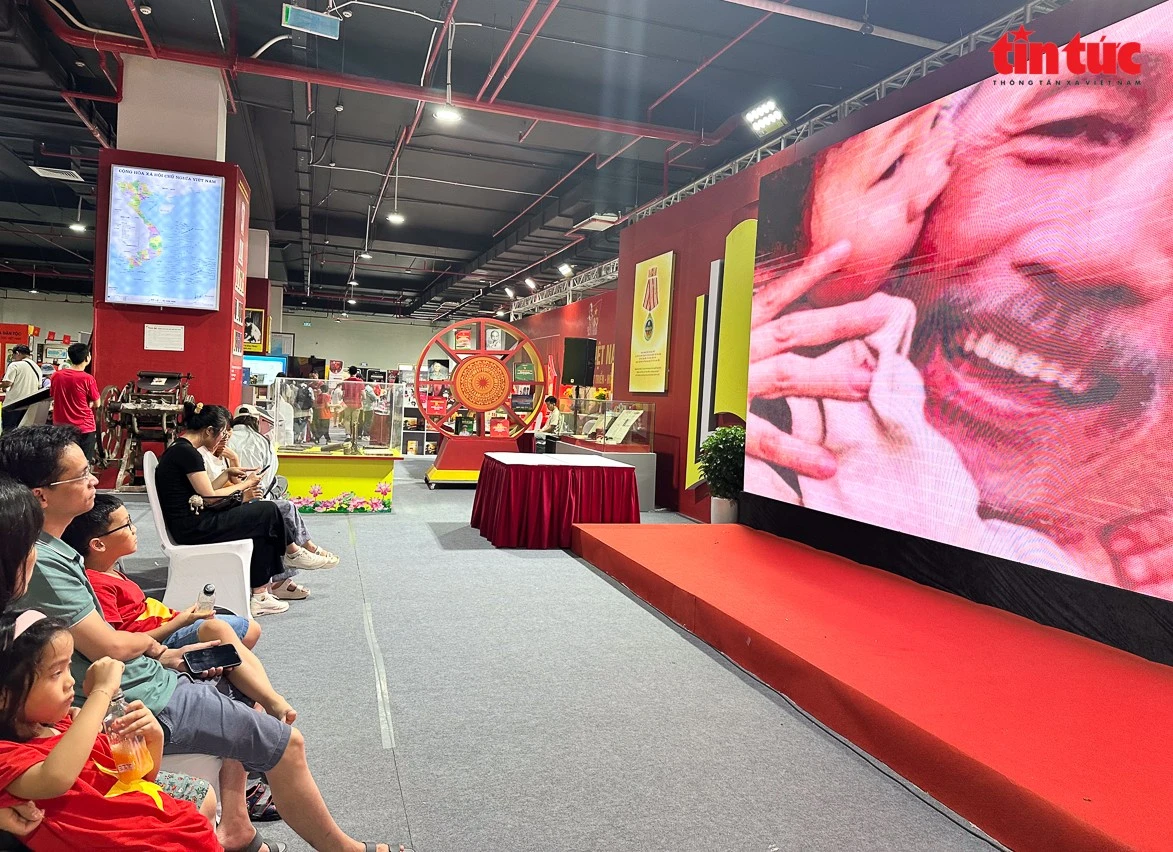 Tại không gian chính, màn hình lớn chiếu các thước phim tư liệu về lịch sử vẻ vang cùng những thành tựu, định hướng phát triển của ngành trong thời kỳ mới.