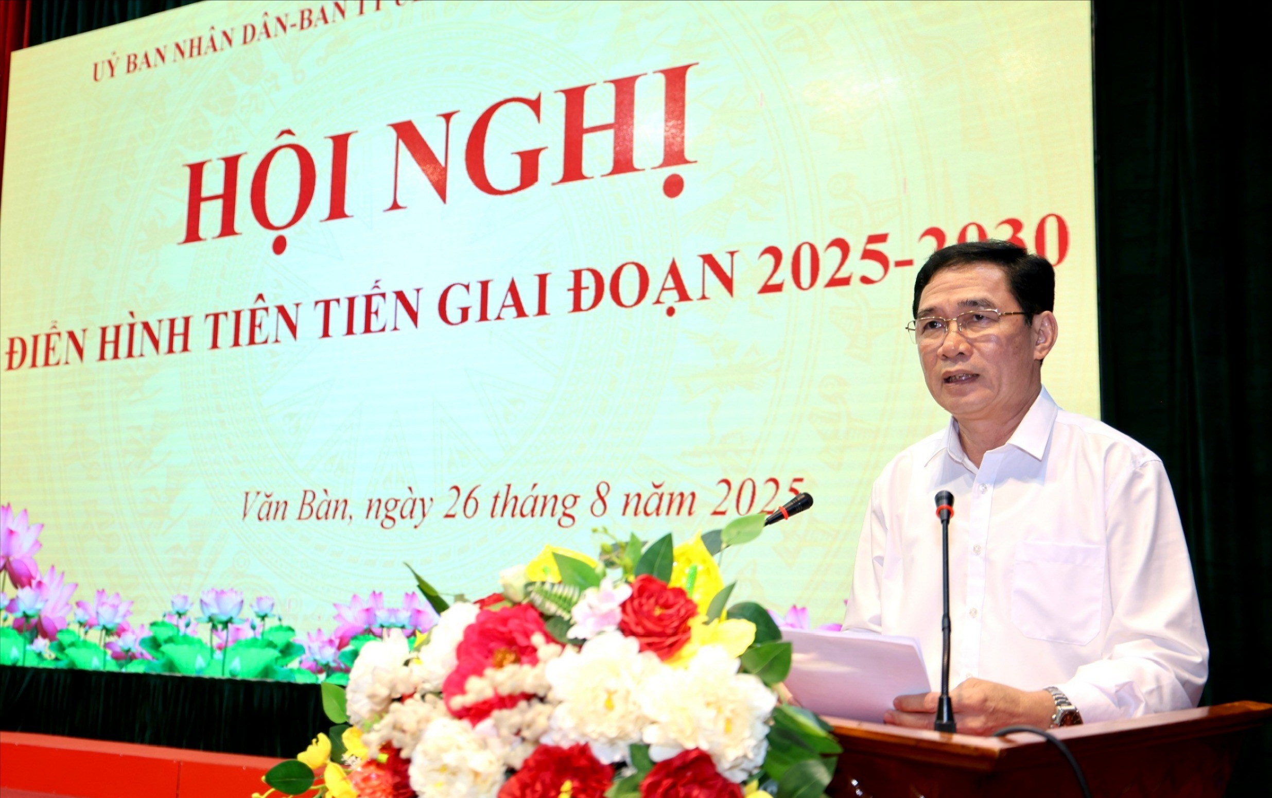 Đồng chí Nguyễn Anh Chuyên, Bí thư Đảng ủy, Chủ tịch HĐND xã Văn Bàn phát biểu ý kiến. bi-thu-xa-phat-bieu-1280.jpg