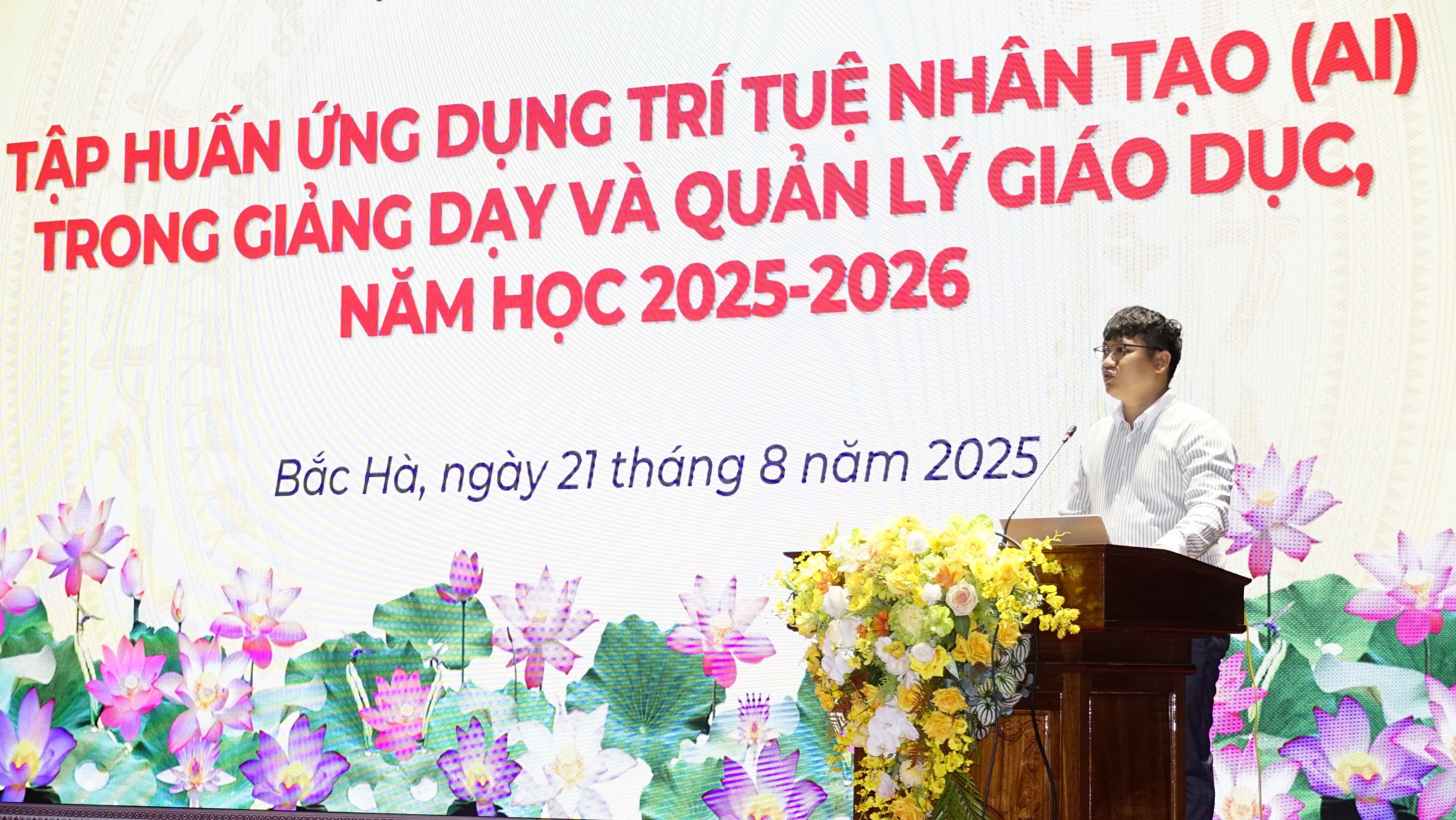 Giảng viên hướng dẫn các học viên làm quen với AI. 2.jpg