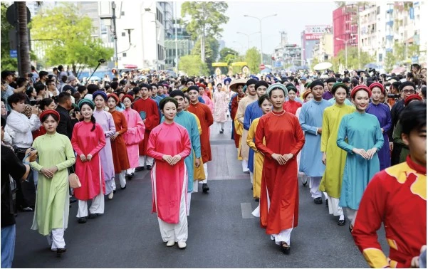 Các bạn trẻ mặc áo dài ngũ thân tay chẽn, tay thụng với nhiều màu sắc tham gia chương trình diễu hành cổ phục tại TPHCM.