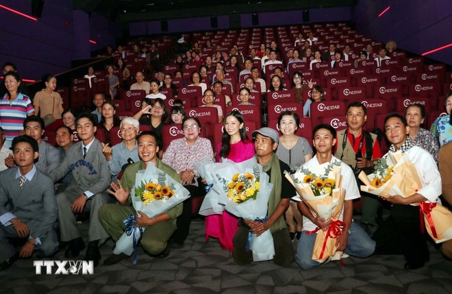 Các diễn viên đóng phim "Mưa đỏ" chụp ảnh cùng các khán giả. Các diễn viên đóng phim "Mưa đỏ" chụp ảnh cùng các khán giả.
