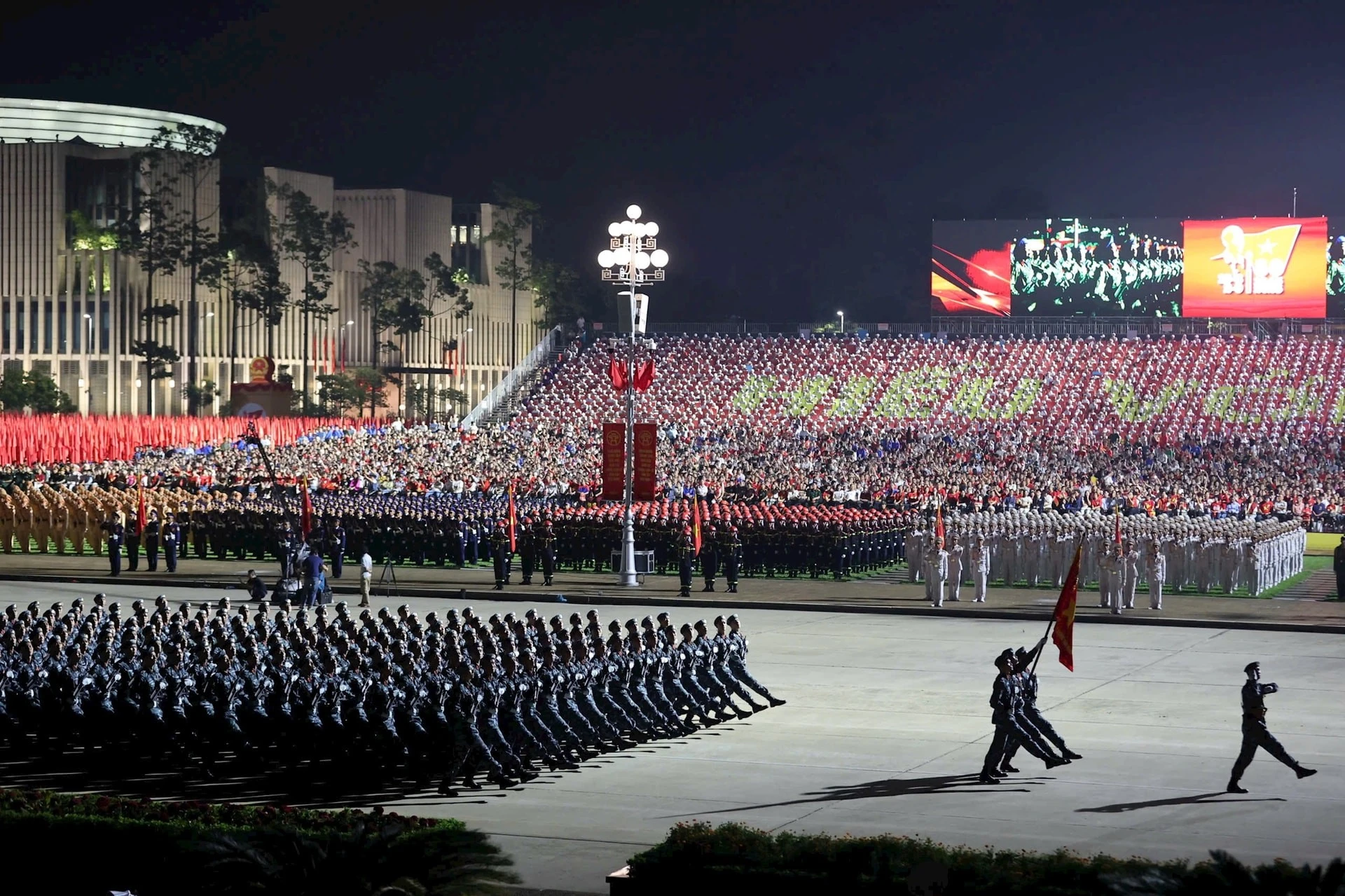 Các khối diễu binh, diễu hành được đánh giá bảo đảm đội hình hàng ngang, hàng dọc cơ bản đều, đẹp, thống nhất, thể hiện sức mạnh của lực lượng vũ trang nhân dân và đại đoàn kết dân tộc.