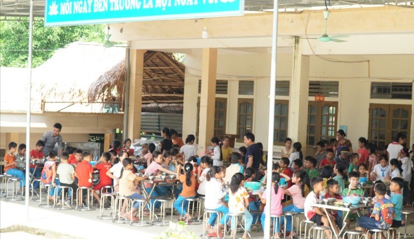 Bữa ăn bán trú tại Trường Tiểu học Nga My (Nga My, Nghệ An). giao-duc-3-4965.jpg