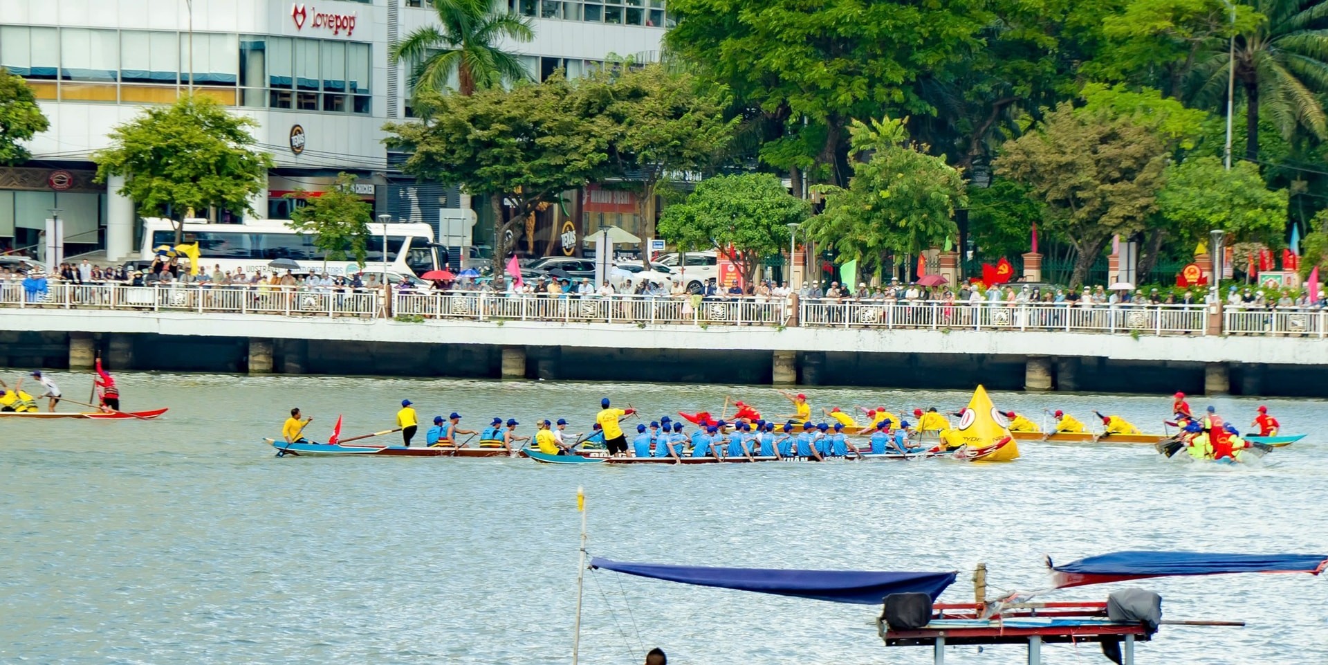 Hai bên bờ sông đông chật người theo dõi. Hai bên bờ sông đông chật người theo dõi.