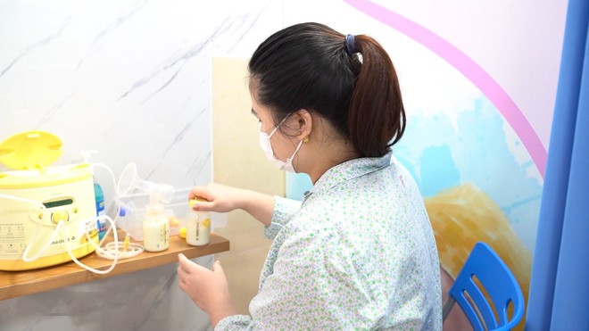 Nuôi con bằng sữa mẹ góp phần vào phát triển bền vững, tiết kiệm tài nguyên và giảm gánh nặng chi phí y tế cho gia đình và xã hội. sua-me-2.jpg