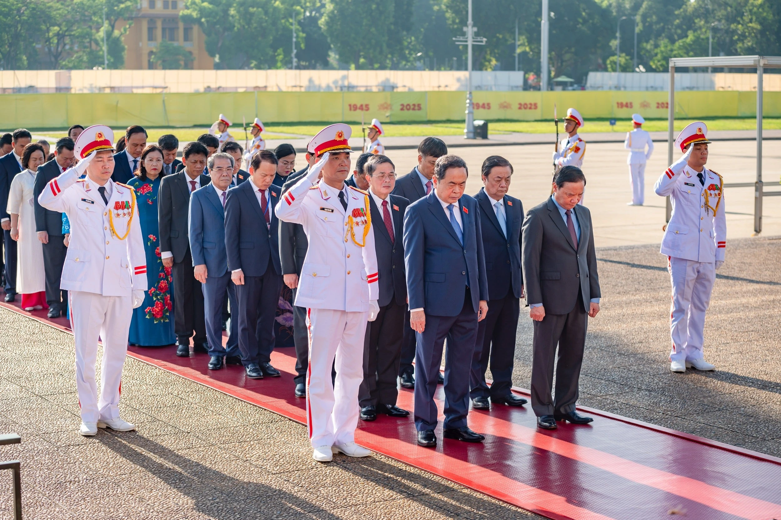 Bí thư Đảng ủy Quốc hội, Chủ tịch Quốc hội Trần Thanh Mẫn và Đoàn đại biểu dự Đại hội Đảng bộ Quốc hội vào Lăng viếng Chủ tịch Hồ Chí Minh.