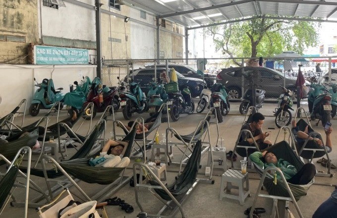 Quán cà phê kết hợp với trạm sạc ở đường Phan Văn Trị, quận Gò Vấp, TP HCM, trưa 22/7. tram-sac-1-893.jpg