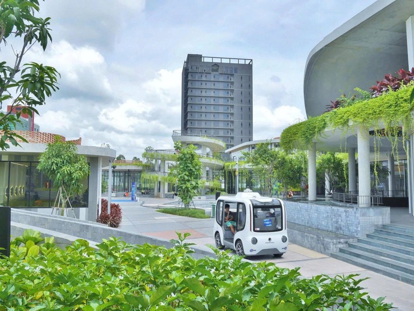 Xe tự hành do Công ty Phenikaa-X sản xuất chạy thử nghiệm tại Khu thương mại Hikari, phường Bình Dương, Thành phố Hồ Chí Minh. doi-moi.jpg