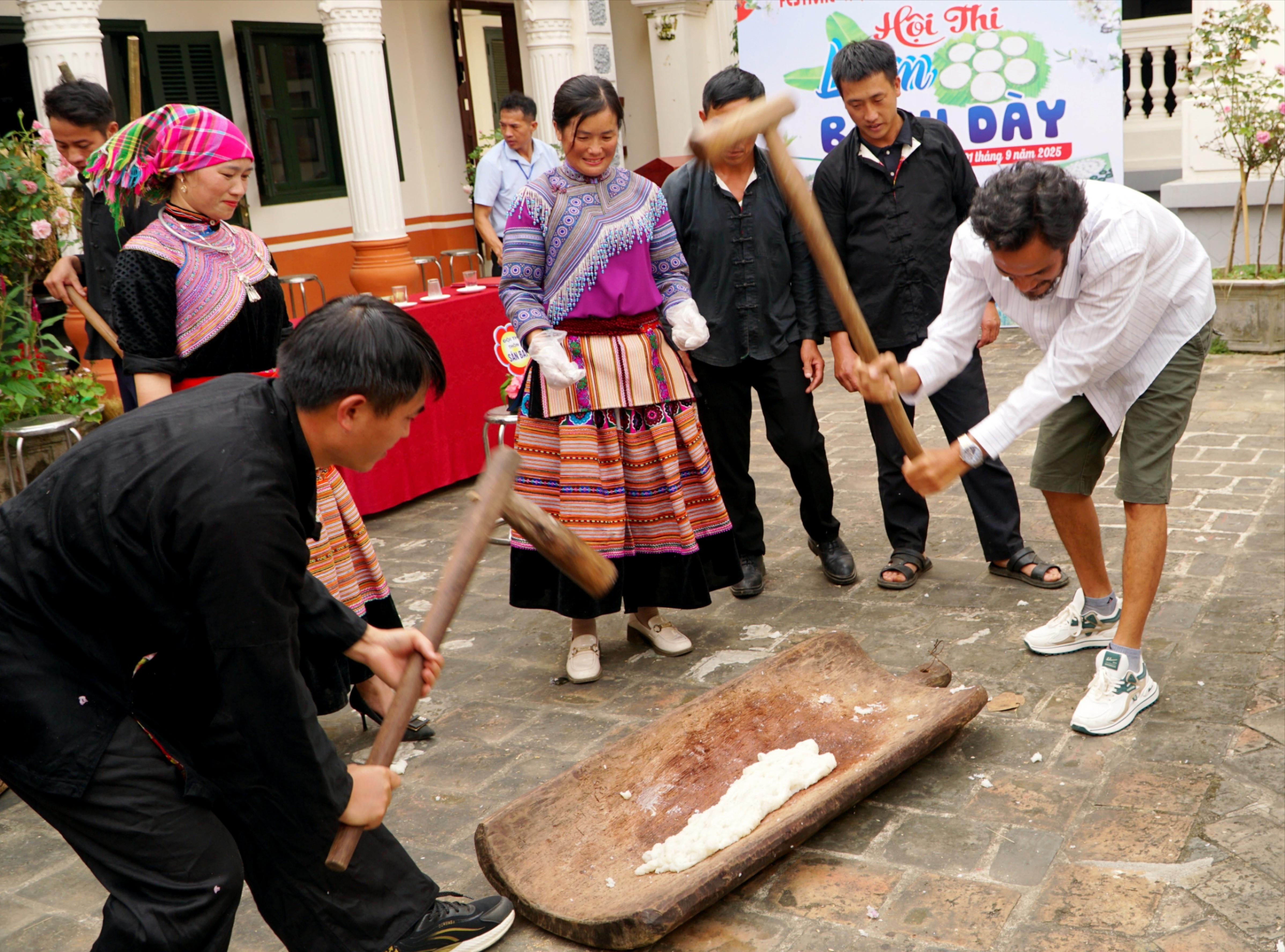 Du khách trải nghiệm hoạt động giã bánh giầy. img-20250901-181639-9376.jpg