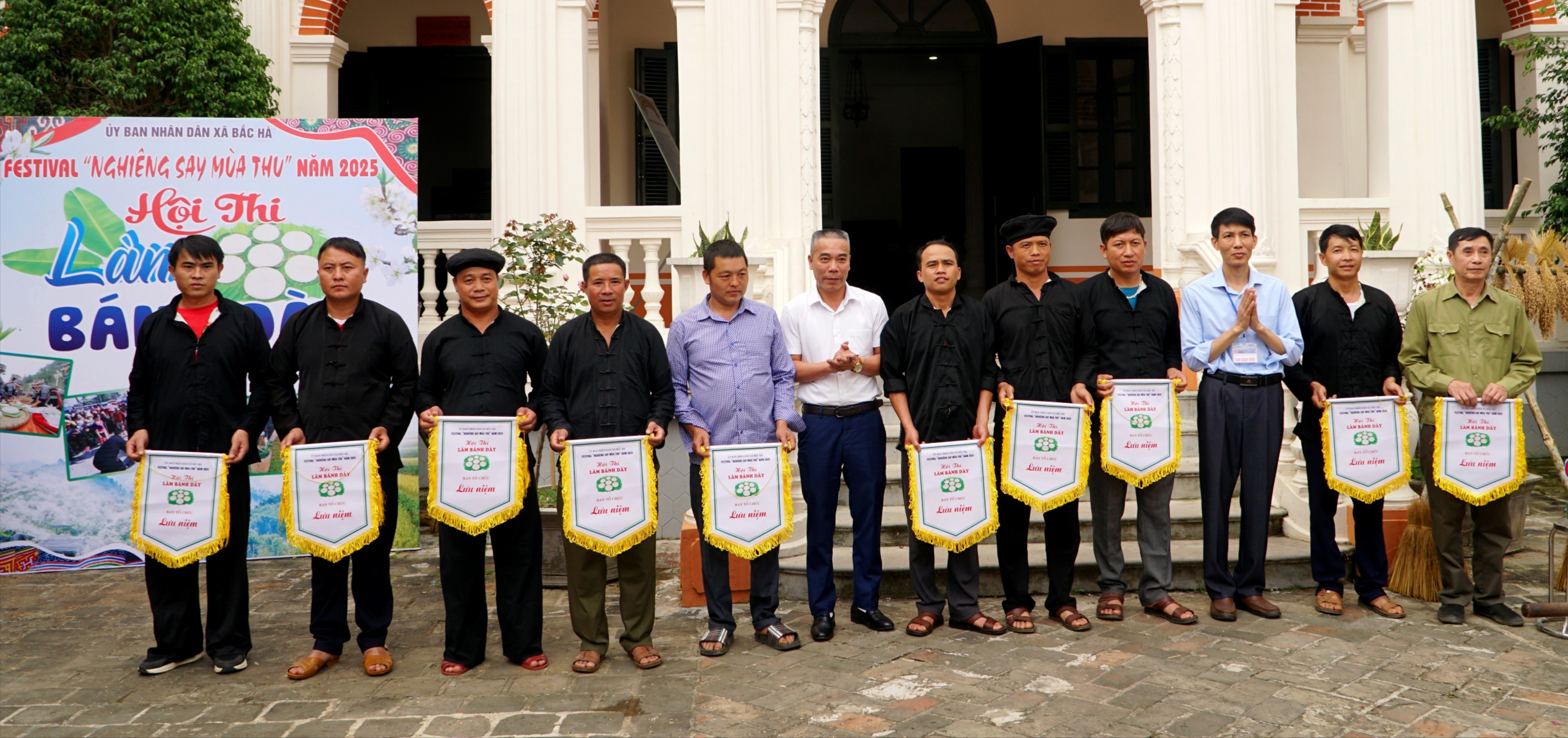 Ban tổ chức trao Cờ lưu niệm cho các đội tham gia. img-20250901-181809-2967.jpg