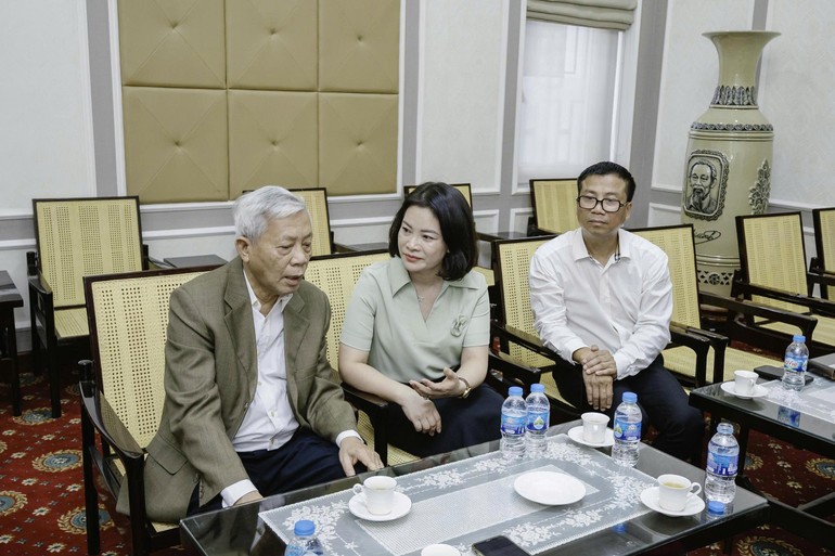 Nhà thơ Nguyễn Khoa Điềm trao đổi về tác phẩm sơn mài "Bác Hồ đọc Tuyên ngôn Độc lập". Nhà thơ Nguyễn Khoa Điềm trao đổi về tác phẩm sơn mài "Bác Hồ đọc Tuyên ngôn Độc lập".