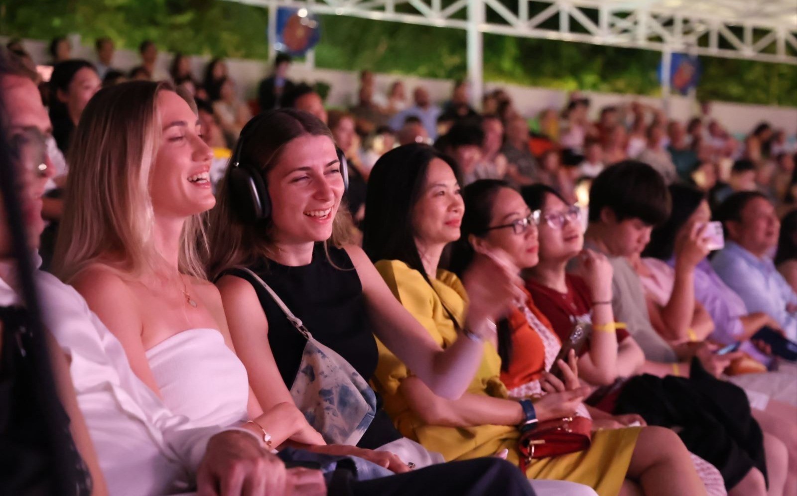 Foreign tourists were impressed with the cultural and artistic forms performed at the program. 15-7-khach-du-lich-dong-451.jpg