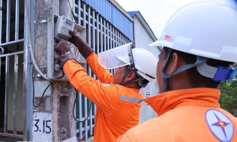 Công nhân Công ty điện lực huyện Trực Ninh. 19-7-tieu-thu-dien-5166.jpg