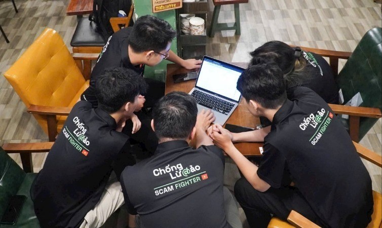 Các thành viên trong nhóm kỹ thuật của Chongluadao bàn luận về giải pháp mới giúp người dùng được an toàn hơn. chong-lua-dao-3567.jpg