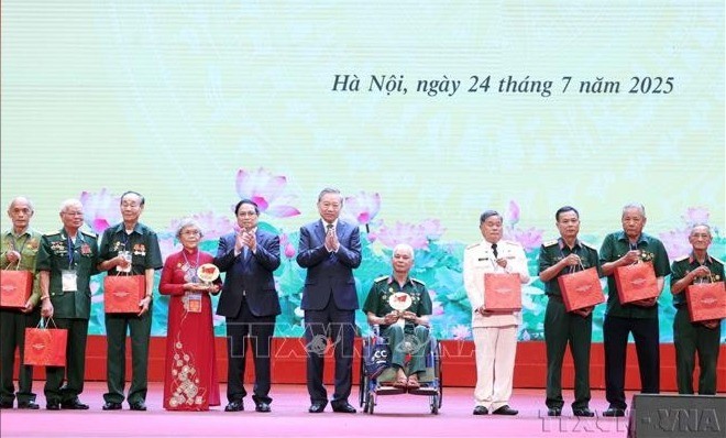 Tổng Bí thư Tô Lâm, Thủ tướng Phạm Minh Chính tặng quà cho người có công, nhân chứng lịch sử tiêu biểu nhân kỷ niệm 78 năm Ngày Thương binh - Liệt sĩ (27/7/1947 - 27/7/2025). thuong-binh-1-3961.jpg