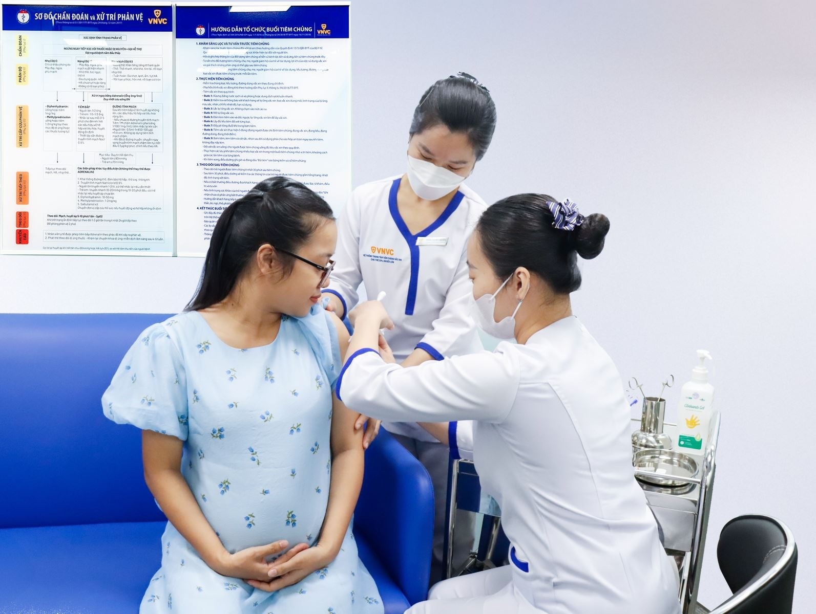Vaccine RSV được chỉ định tiêm một mũi duy nhất cho thai phụ từ tuần 24 - 36 và người từ 60 tuổi trở lên. tiem-vaccine.jpg