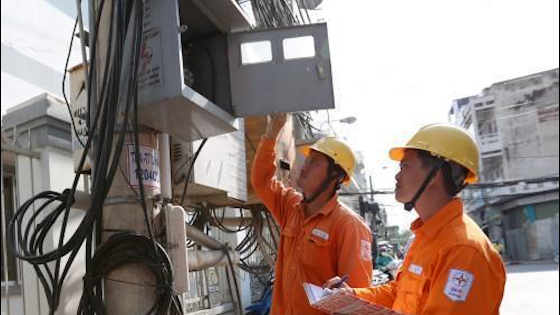 Nhân viên Tổng công ty Điện lực miền Bắc (EVNNPC) ghi chỉ số công tơ điện. tho-dien.jpg