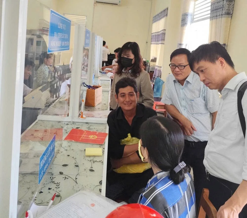 Các cán bộ được Bộ Công thương cử về làm việc, hướng dẫn các công việc tại địa phương.