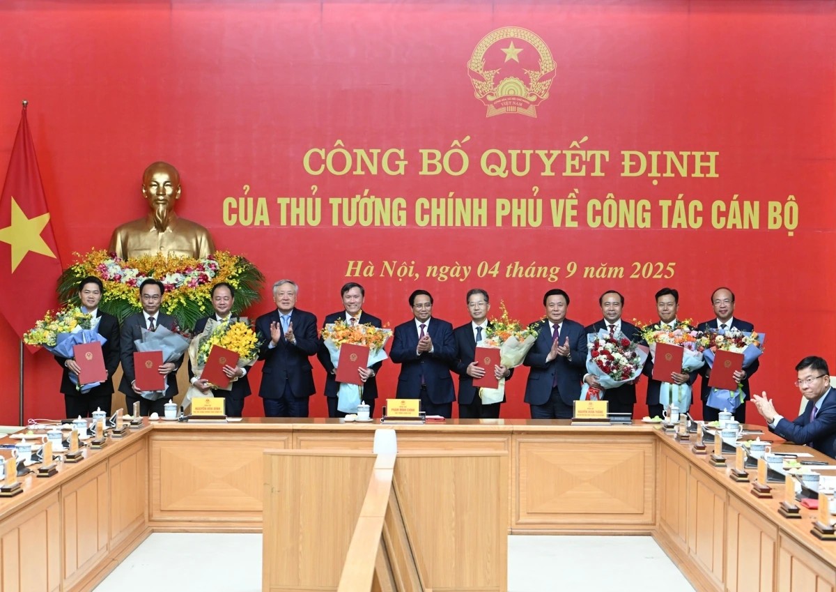 Thủ tướng trao 8 quyết định bổ nhiệm một số chức danh lãnh đạo các bộ, cơ quan thuộc chính phủ. 4-9715.jpg