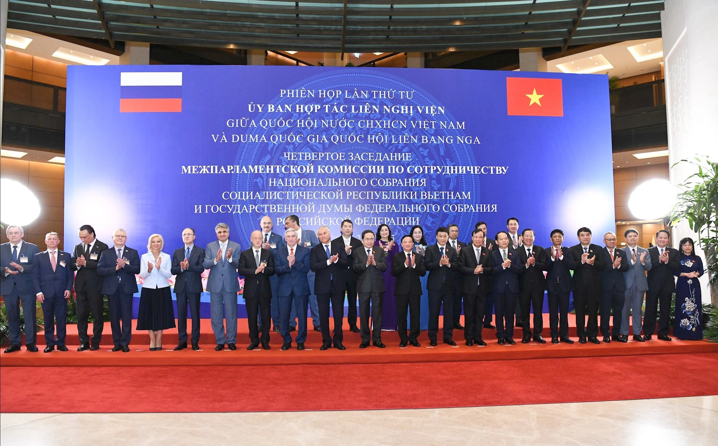 Chủ tịch Quốc hội Trần Thanh Mẫn và Chủ tịch Duma Quốc gia Quốc hội Liên bang Nga Vyacheslav Volodin và các đại biểu tham dự Phiên họp chụp ảnh lưu niệm.