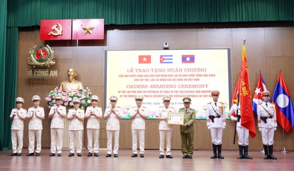 Phó Thủ tướng, Bộ trưởng Bộ Công an Lào Vilay Lakhamphong trao Huân chương Tự do hạng Nhất tặng Bộ Công an Việt Nam. Phó Thủ tướng, Bộ trưởng Bộ Công an Lào Vilay Lakhamphong trao Huân chương Tự do hạng Nhất tặng Bộ Công an Việt Nam.