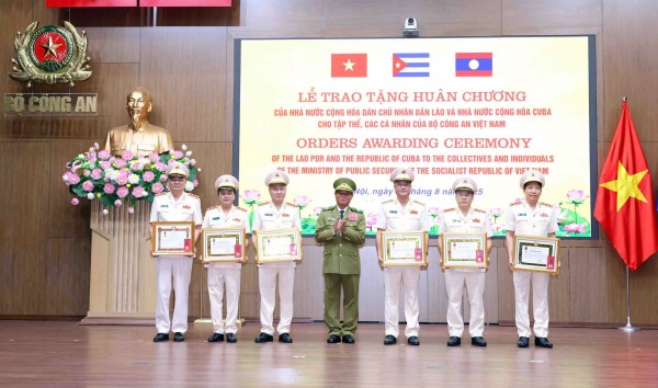 Phó Thủ tướng, Bộ trưởng Bộ Công an Lào Vilay Lakhamphong trao Huân chương Tự do hạng Ba tặng các đồng chí Thứ trưởng: Lê Văn Tuyến, Nguyễn Văn Long, Phạm Thế Tùng, Nguyễn Ngọc Lâm và Đặng Hồng Đức; trao Huân chương Lao động hạng Nhất tặng đồng chí Tô Ân Xô. Phó Thủ tướng, Bộ trưởng Bộ Công an Lào Vilay Lakhamphong trao Huân chương Tự do hạng Ba tặng các đồng chí Thứ trưởng: Lê Văn Tuyến, Nguyễn Văn Long, Phạm Thế Tùng, Nguyễn Ngọc Lâm và Đặng Hồng Đức; trao Huân chương Lao động hạng Nhất tặng đồng chí Tô Ân Xô.