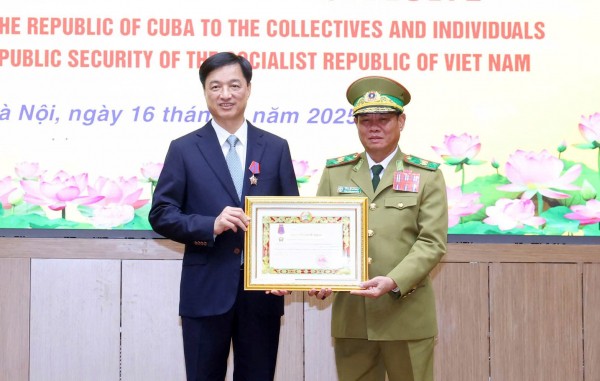 Phó Thủ tướng, Bộ trưởng Bộ Công an Lào Vilay Lakhamphong trao Huân chương Tự do hạng Nhì tặng đồng chí Nguyễn Duy Ngọc. Phó Thủ tướng, Bộ trưởng Bộ Công an Lào Vilay Lakhamphong trao Huân chương Tự do hạng Nhì tặng đồng chí Nguyễn Duy Ngọc.