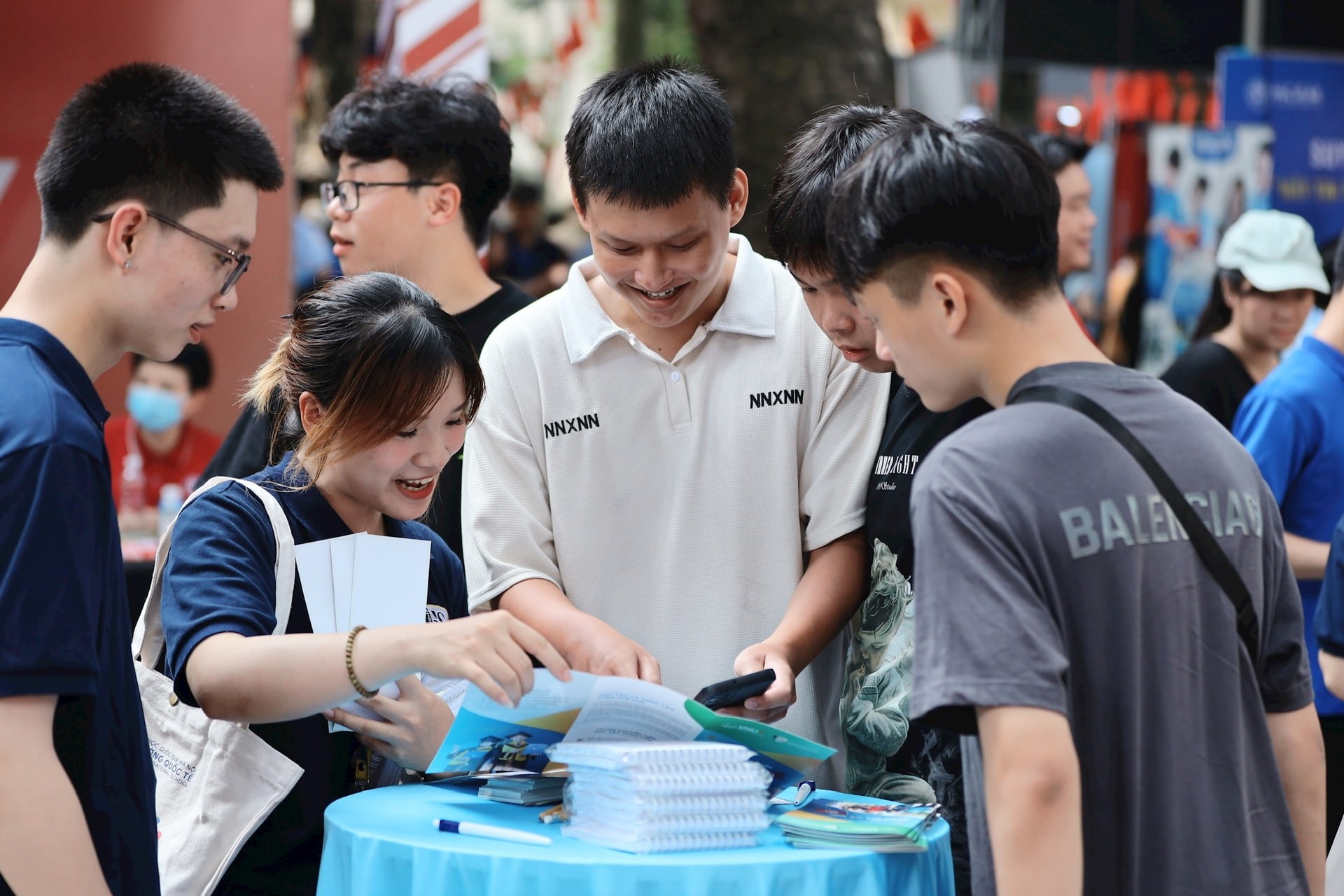 Khoảng 10.000 học sinh tham gia Ngày hội lựa chọn nguyện vọng xét tuyển năm 2025. Khoảng 10.000 học sinh tham gia Ngày hội lựa chọn nguyện vọng xét tuyển năm 2025.