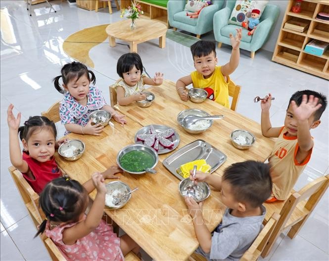 Năm học 2025-2026, toàn ngành giáo dục Thủ đô Hà Nội sẽ có khoảng 70.500 lớp học với 2.327.000 học sinh (tăng khoảng 60.000 học sinh so với năm học 2024 - 2025) và 129.300 giáo viên. giao-duc-2.jpg