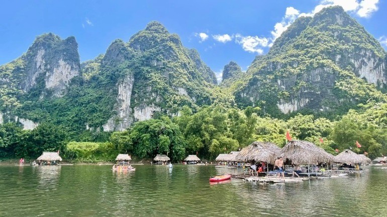 Một bộ phận du khách chọn lựa các khu sinh thái, nghỉ dưỡng có khoảng cách gần các thành phố lớn để vui chơi, trải nghiệm trong kỳ nghỉ lễ năm nay. du-lich-3.jpg