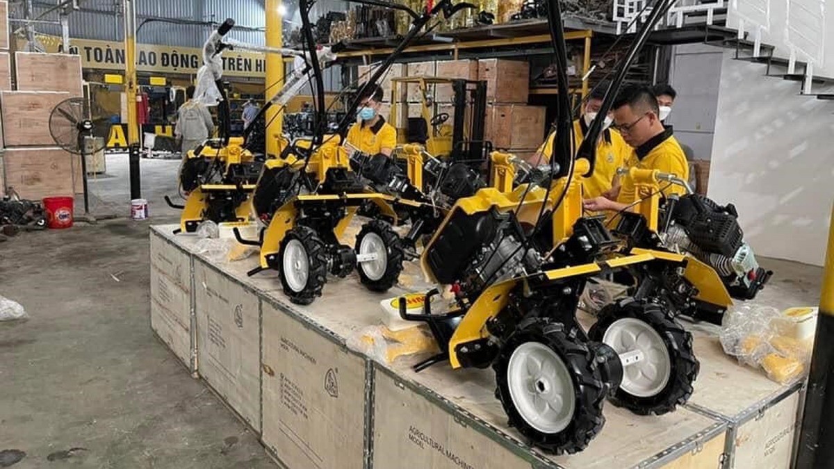 Bên trong xưởng sản xuất máy nông nghiệp của anh Tạ Đình Huy. sang-che-4.jpg