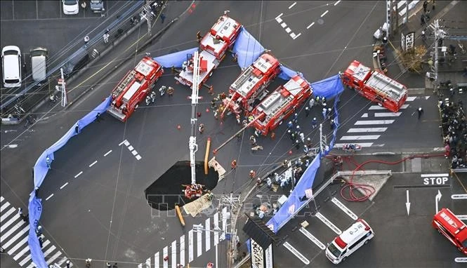 Lực lượng cứu hộ giải cứu tài xế xe tải bị mắc kẹt trong hố tử thần ở thành phố Yashio, Nhật Bản ngày 28/1.