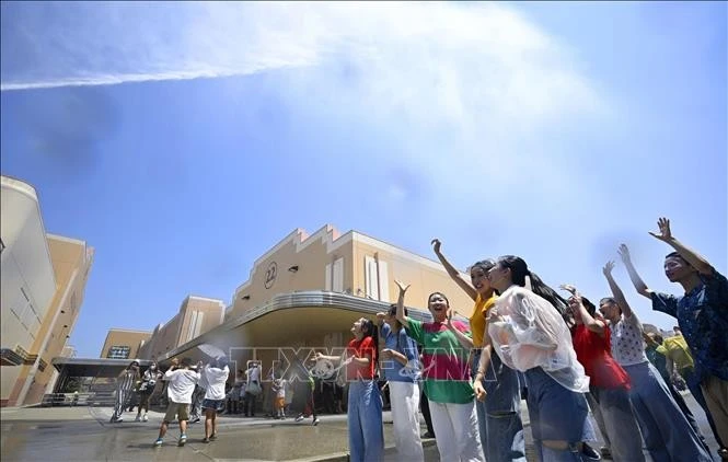 Phun hơi nước làm mát tại Osaka, Nhật Bản.