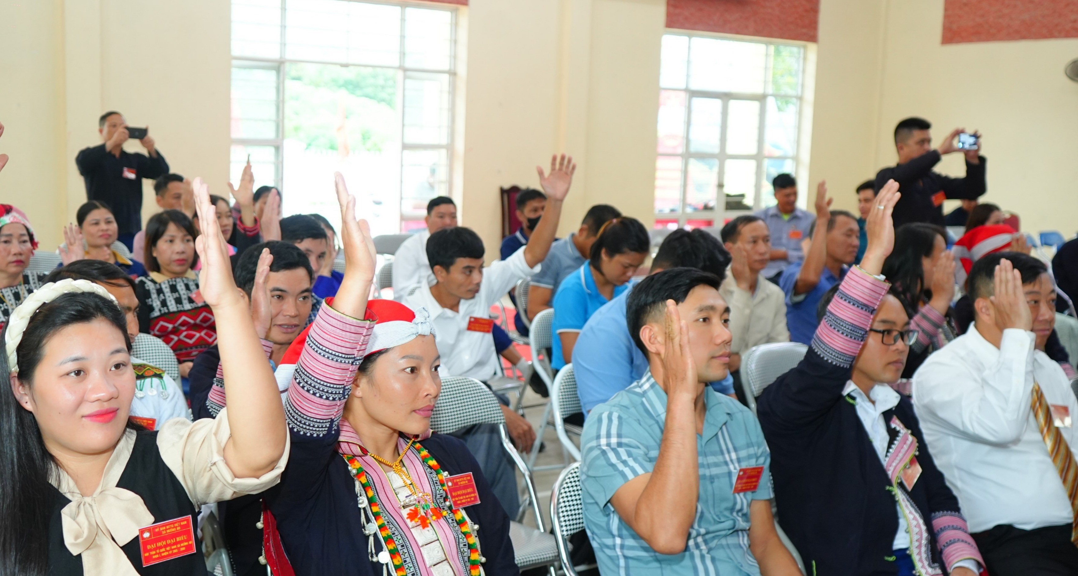 Đại biểu biểu quyết thông qua nghị quyết đại hội. bieu-quyet-7803.jpg