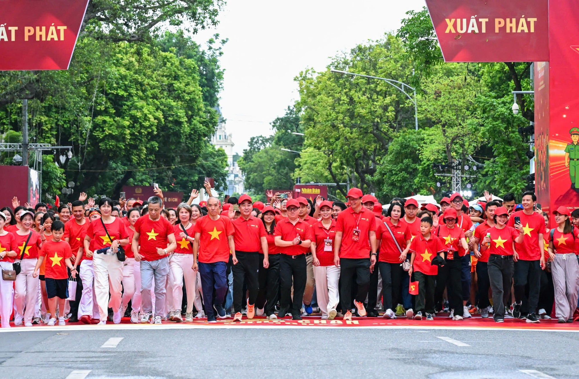 Các đại biểu cùng người dân tham gia đi bộ hưởng ứng chương trình tại khu vực Vườn hoa Lý Thái Tổ - Phố đi bộ Hoàn Kiếm sáng 16/8. Các đại biểu cùng người dân tham gia đi bộ hưởng ứng chương trình tại khu vực Vườn hoa Lý Thái Tổ - Phố đi bộ Hoàn Kiếm sáng 16/8.