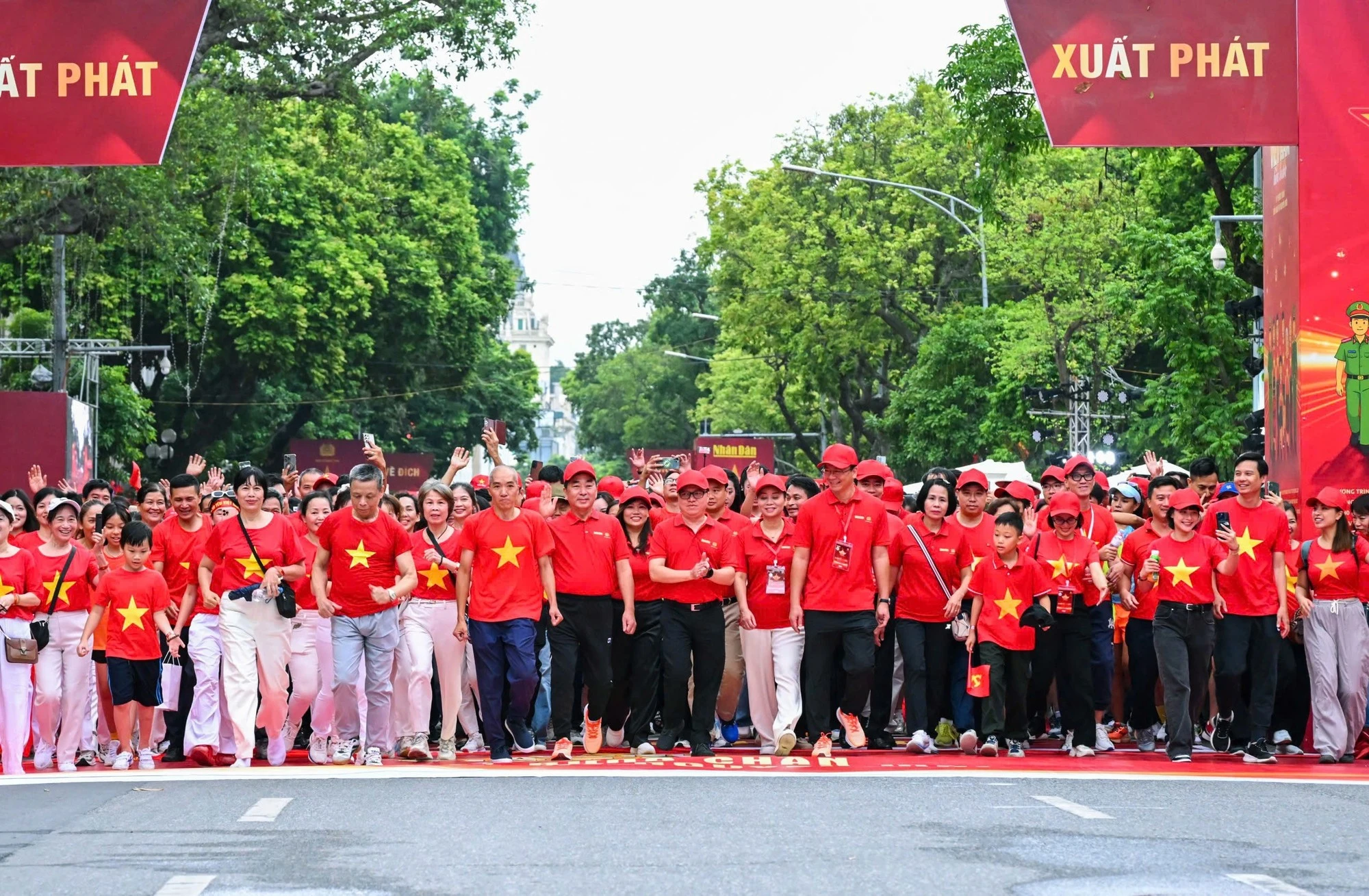 Các đại biểu cùng người dân tham gia đi bộ hưởng ứng chương trình tại khu vực Vườn hoa Lý Thái Tổ - Phố đi bộ Hoàn Kiếm sáng 16/8.