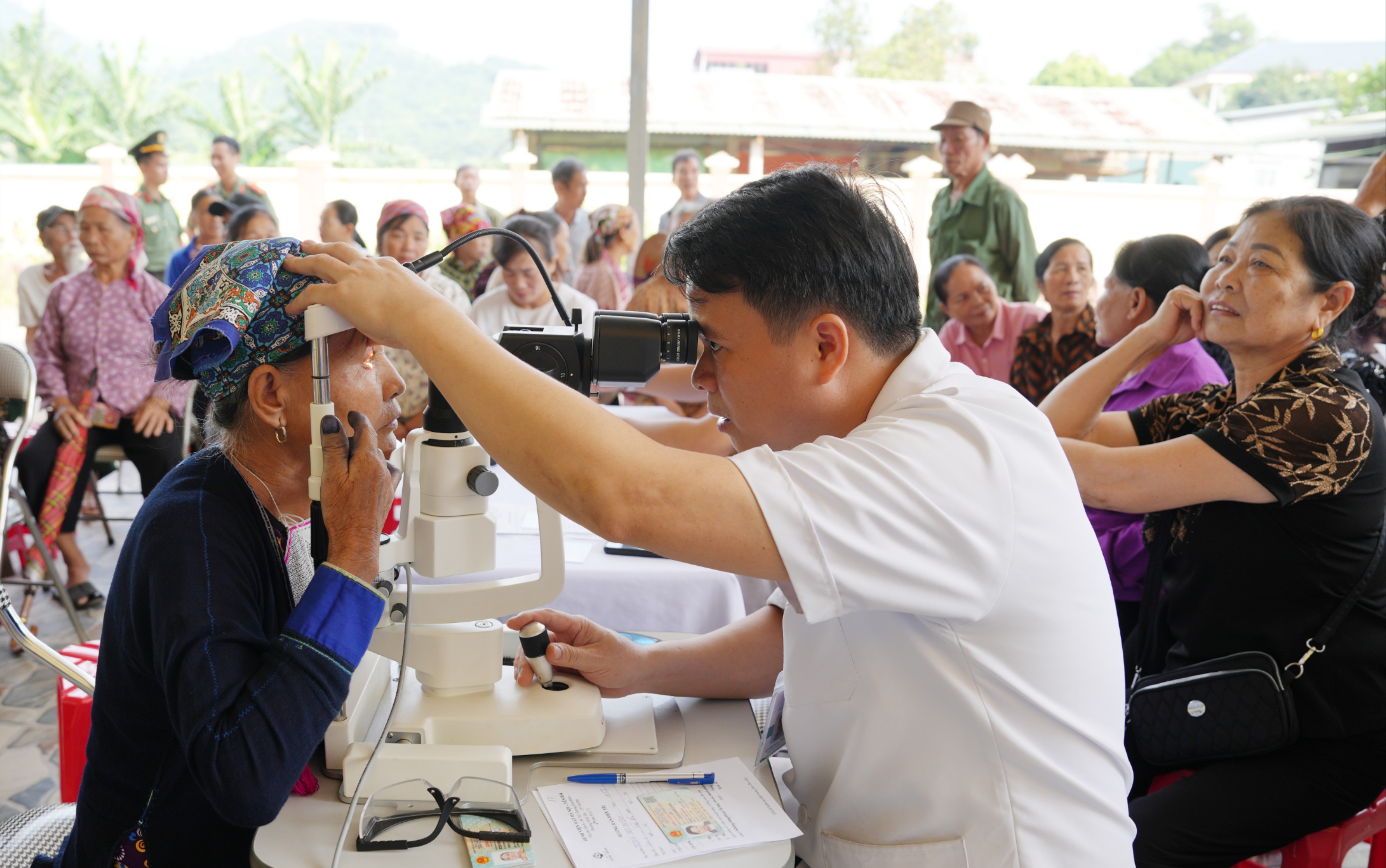 Bác sĩ Bệnh viện Mắt Hà Nội – Yên Bái khám, sàng lọc các bệnh lý về mắt cho người dân. anh-1-3965.jpg
