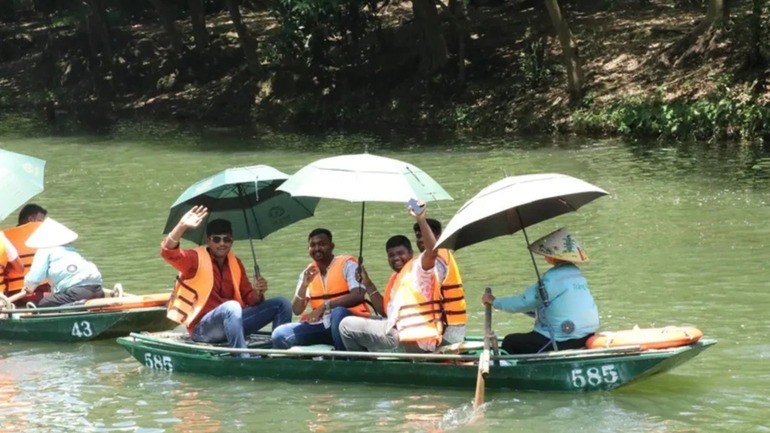 Những vị khách đầu tiên trong đoàn 4.500 khách của tỷ phú Ấn Độ thăm quan Khu du lịch sinh thái Tràng An, tỉnh Ninh Bình năm 2024. an-do-2.jpg