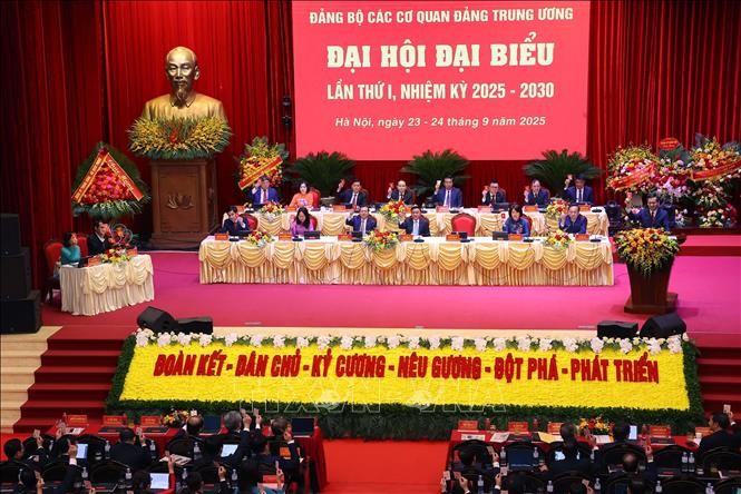 Các đại biểu biểu quyết thông qua Nghị quyết Đại hội Đảng bộ các cơ quan Đảng Trung ương lần thứ nhất, nhiệm kỳ 2025 - 2030. Các đại biểu biểu quyết thông qua Nghị quyết Đại hội Đảng bộ các cơ quan Đảng Trung ương lần thứ nhất, nhiệm kỳ 2025 - 2030.