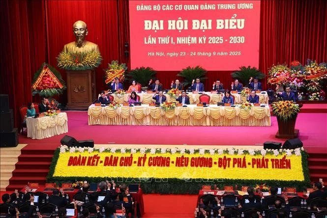 Các đại biểu biểu quyết thông qua Nghị quyết Đại hội Đảng bộ các cơ quan Đảng Trung ương lần thứ nhất, nhiệm kỳ 2025 - 2030.