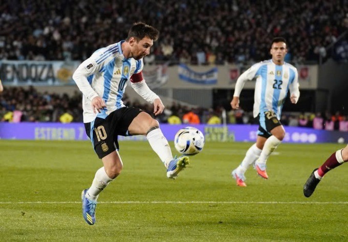 Messi tâng bóng ghi bàn thắng mở tỷ số khi Argentina đánh bại Venezuela ở vòng loại World Cup 2026 trên sân Monumental, Buenos Aires, Argentina tối 4/9/2025. messi.jpg